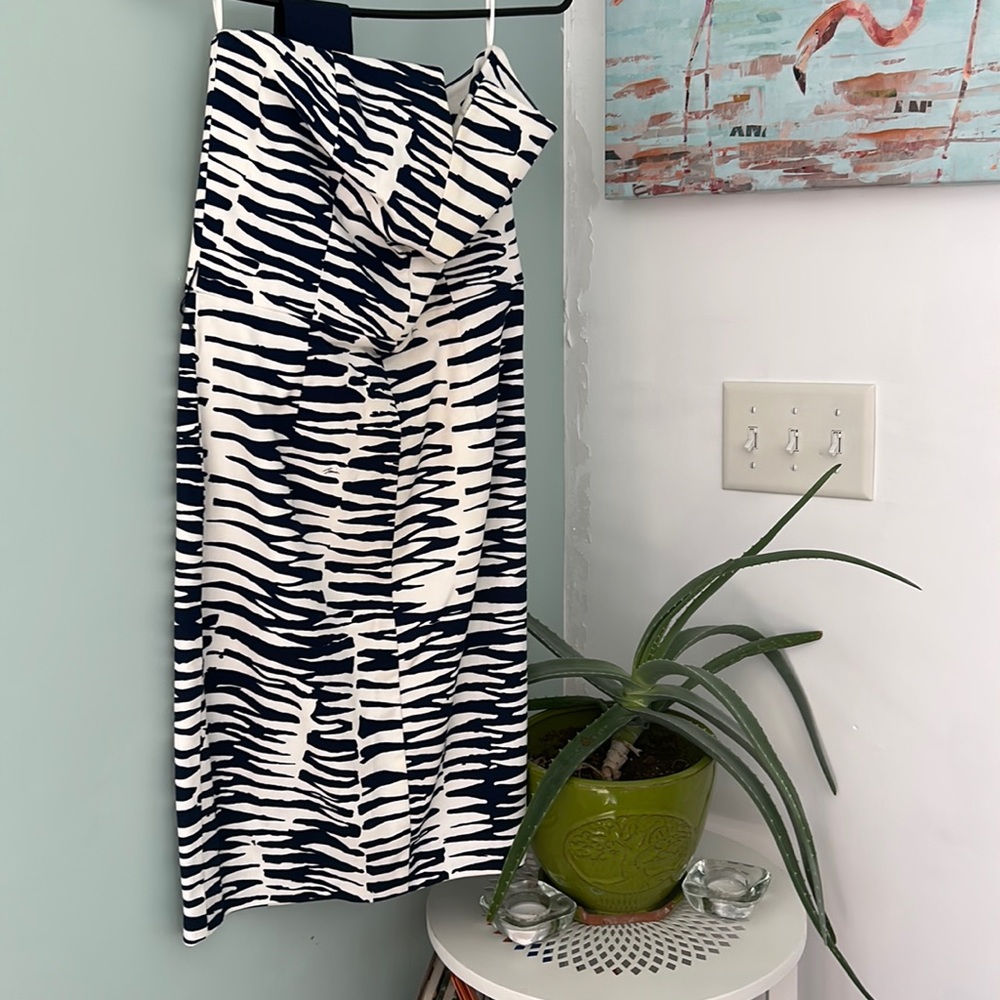 Trina Turk gorgeous strapless dress with belt